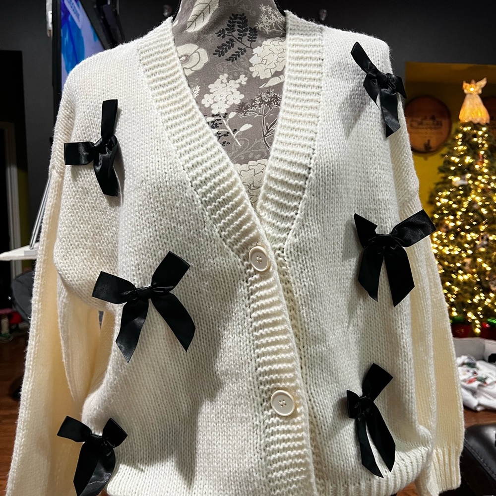 Elegant White Cardigan with Black Bow Accents